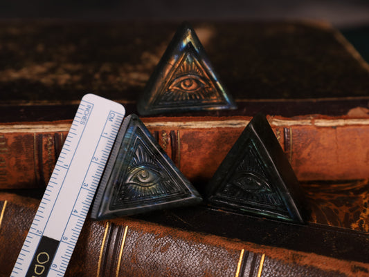 Allsehendes Auge aus Labradorit | Handgeschnitzte Pyramide (3 cm)