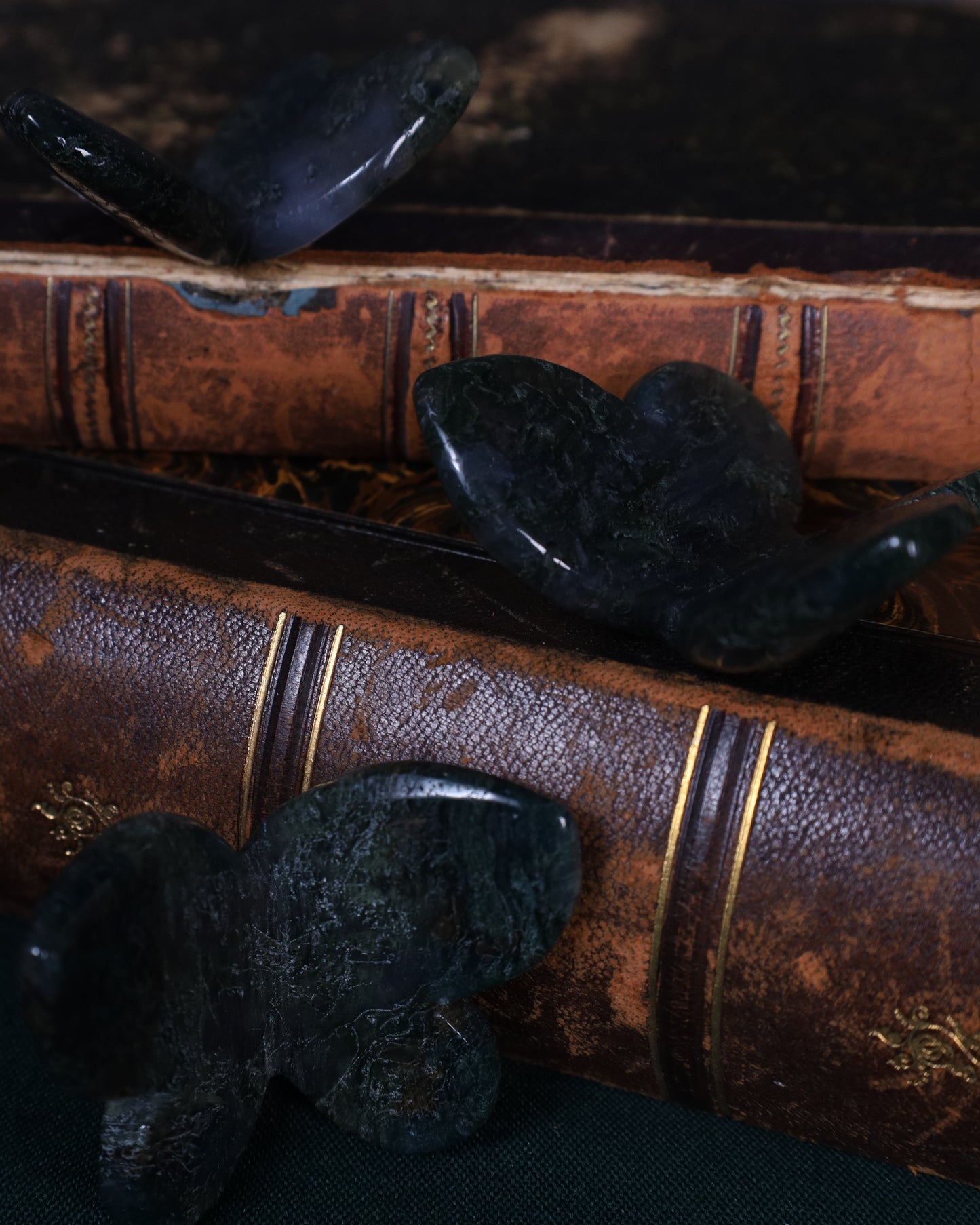 Geschliffener Schmetterling aus Moosachat | Handgearbeitet – ca. 4 cm