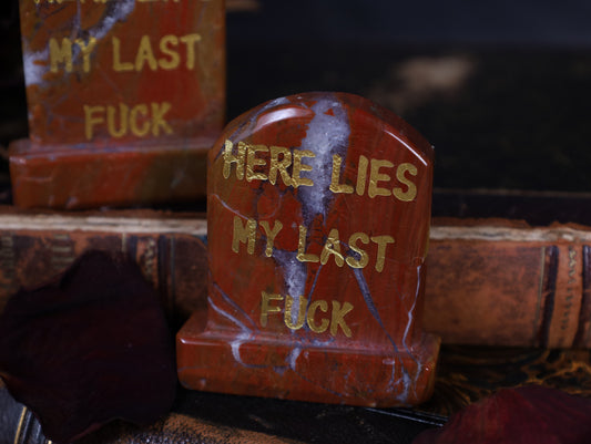 Grabstein aus Red Jasper – „Here Lies My Last Fuck“ | Handgearbeitet – 6,5 × 5 cm