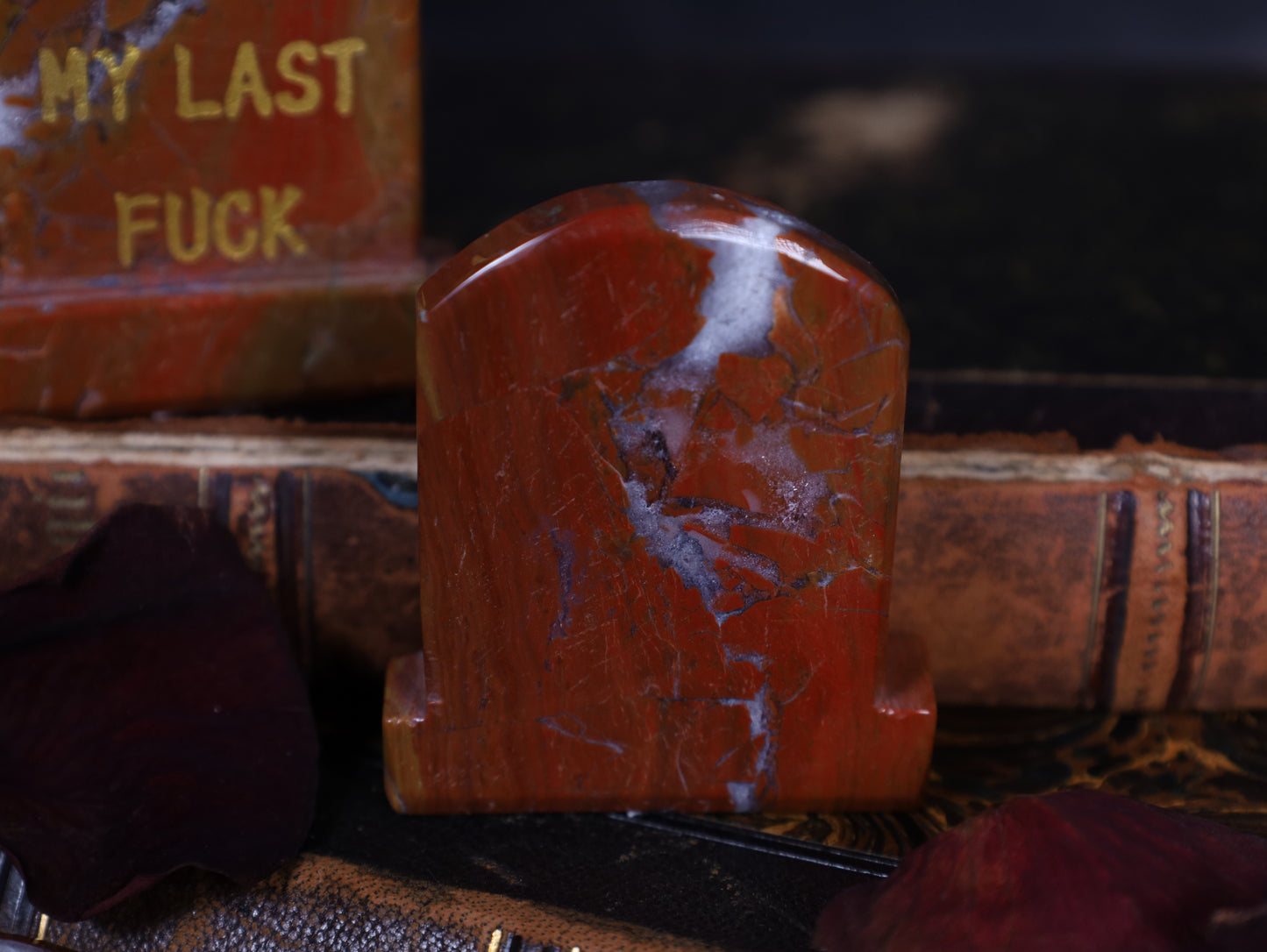 Grabstein aus Red Jasper – „Here Lies My Last Fuck“ | Handgearbeitet – 6,5 × 5 cm