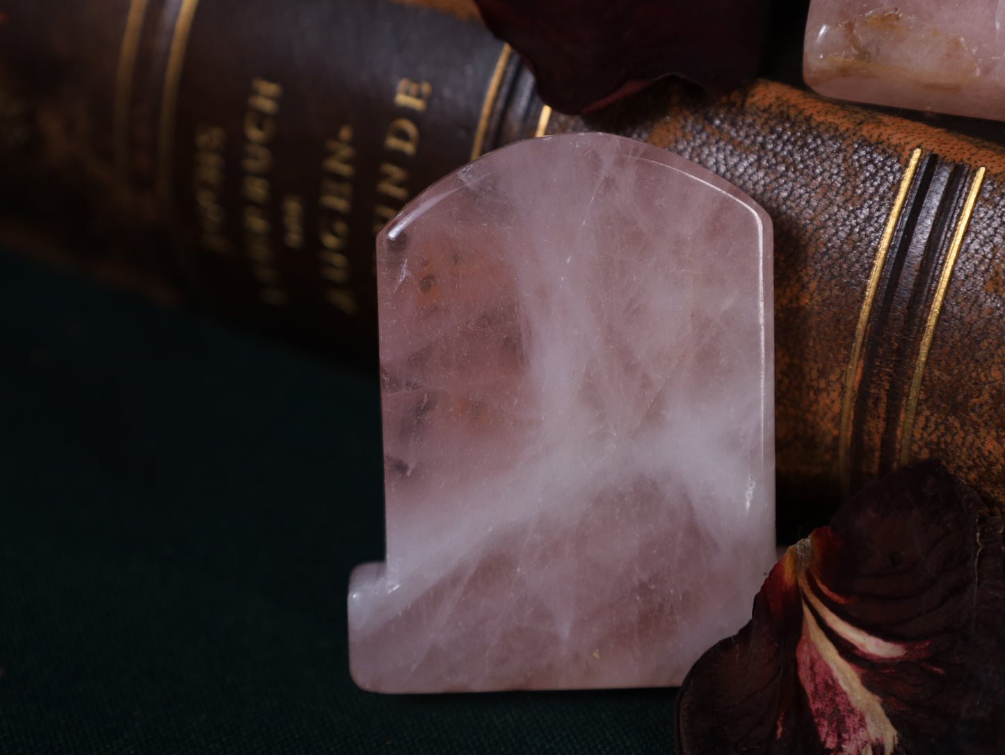 Grabstein aus Rosenquartz – „Here Lies My Last Fuck“ | Handgearbeitet – 6,5 × 5 cm