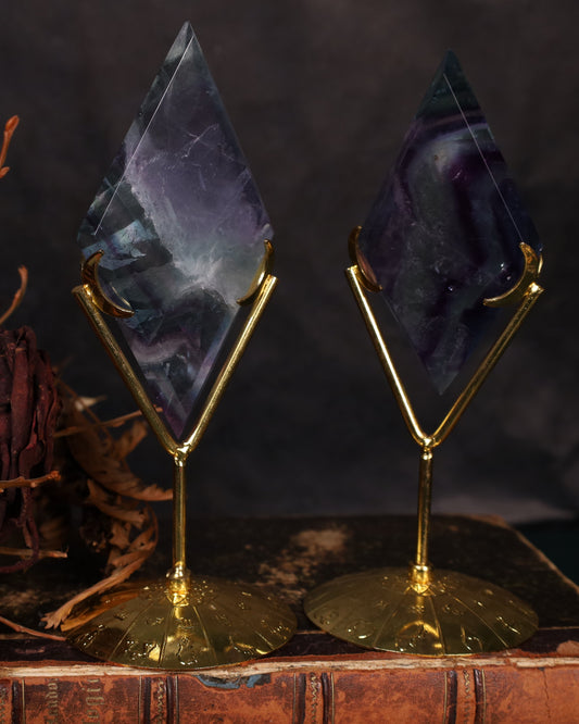 Fluorid Spitze in Diamantform auf Metallständer | Handgeschliffen & Poliert