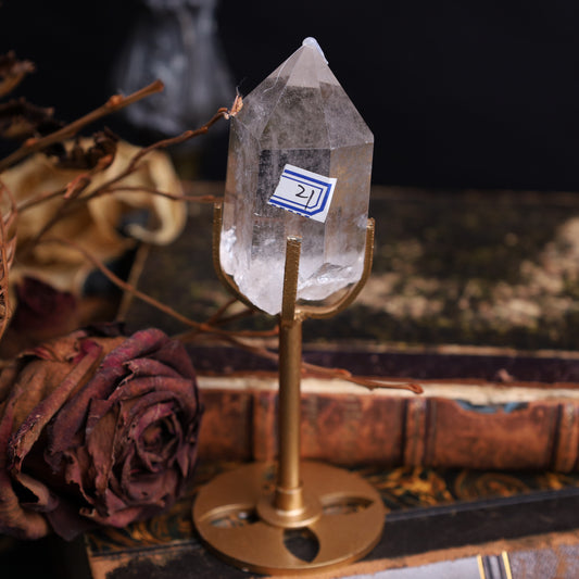 Bergkristall-Spitzen auf goldenen Metallständern