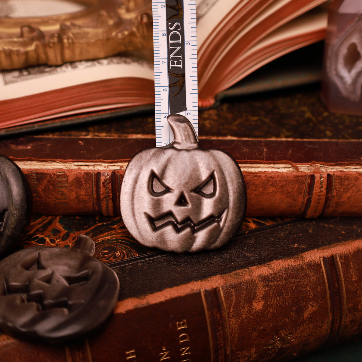 Obsidian Halloweenkürbis – Carving aus Silberobsidian oder Goldobsidian