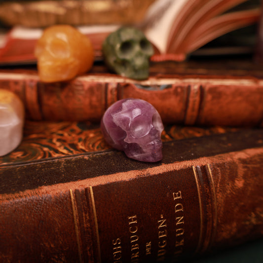 Kleine Kristallschädel – Limonitquarz, Amethyst oder grüne Jade