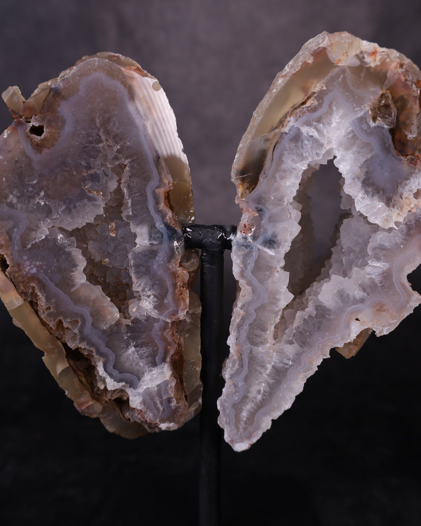 Achatgeode aus Brasilien auf Metallständer