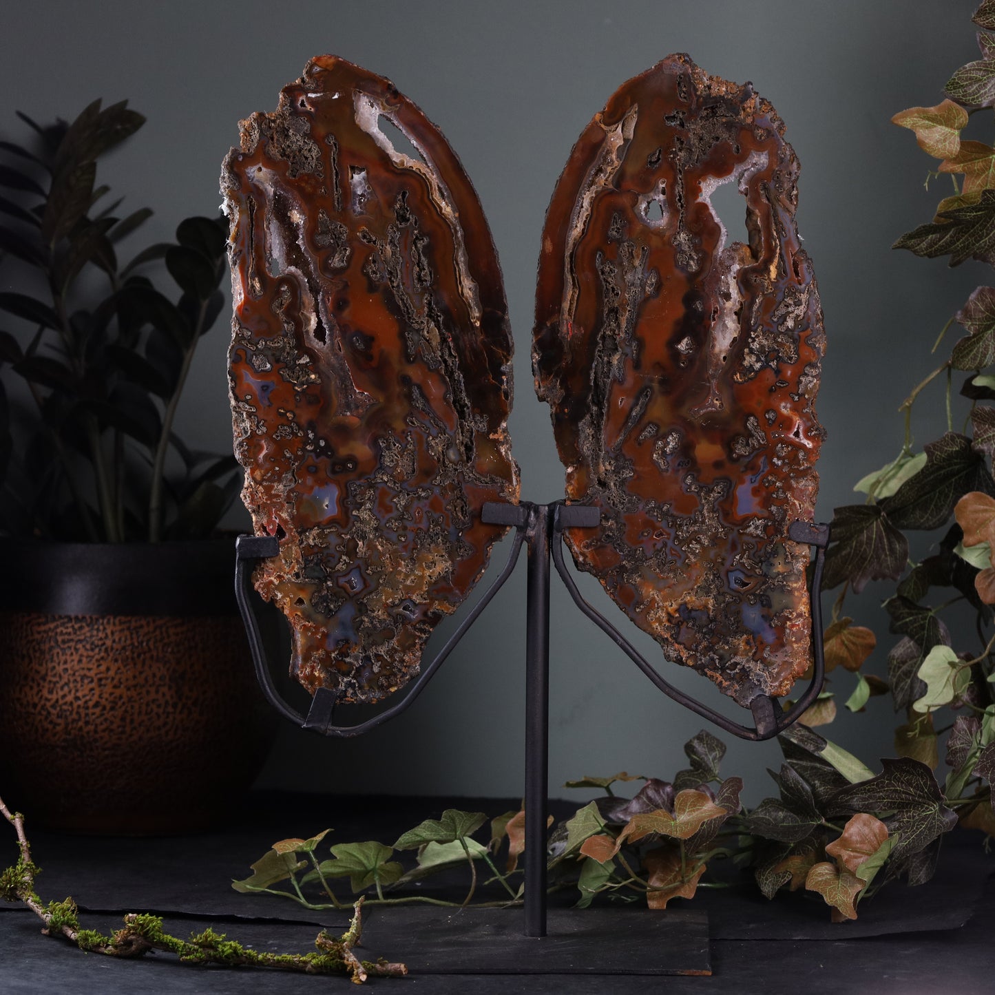 Large agate slice on a metal stand, 5.9 kg | Elegant natural stone decoration | Crystal sculpture | Hand-selected minerals | Elegant home accessories