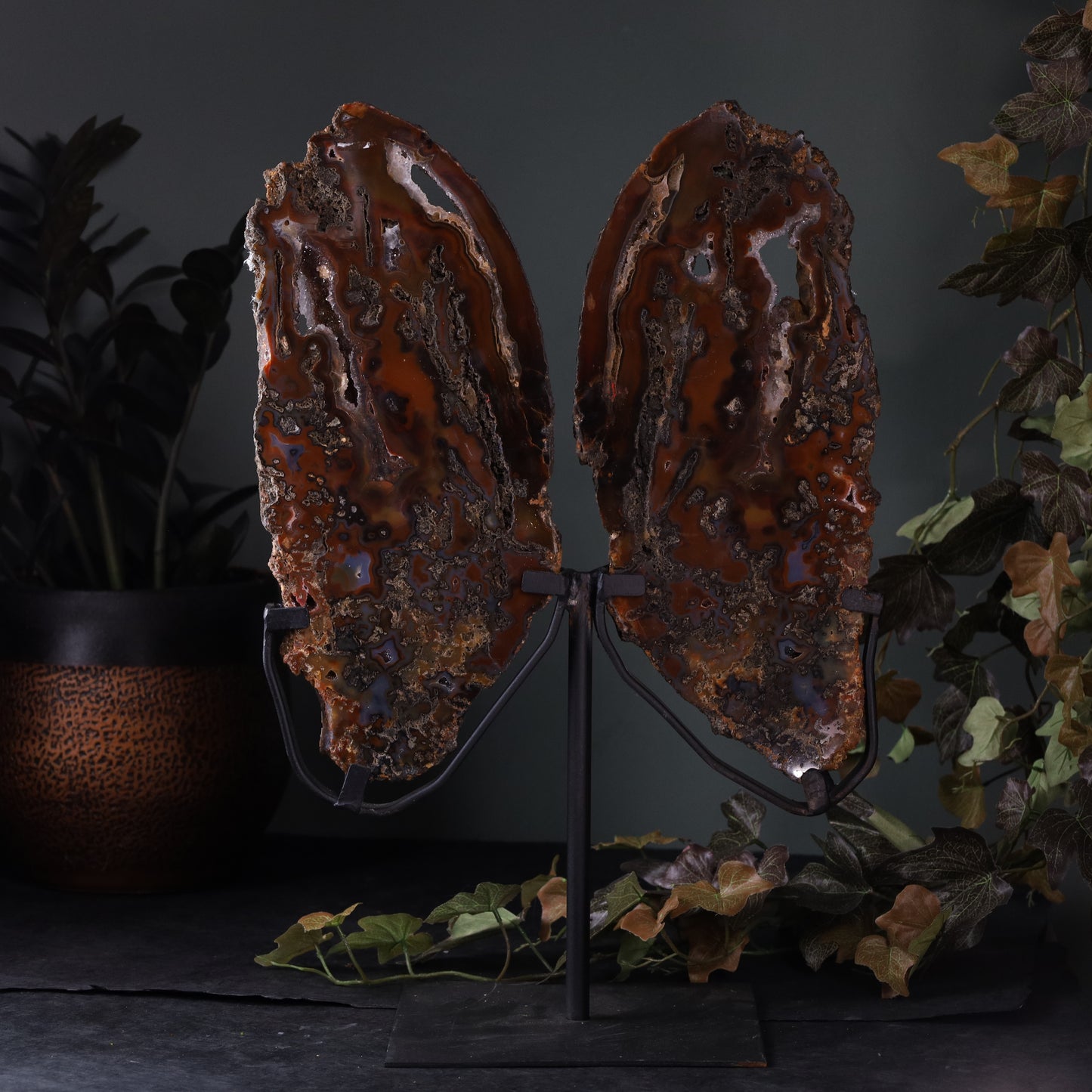 Large agate slice on a metal stand, 5.9 kg | Elegant natural stone decoration | Crystal sculpture | Hand-selected minerals | Elegant home accessories