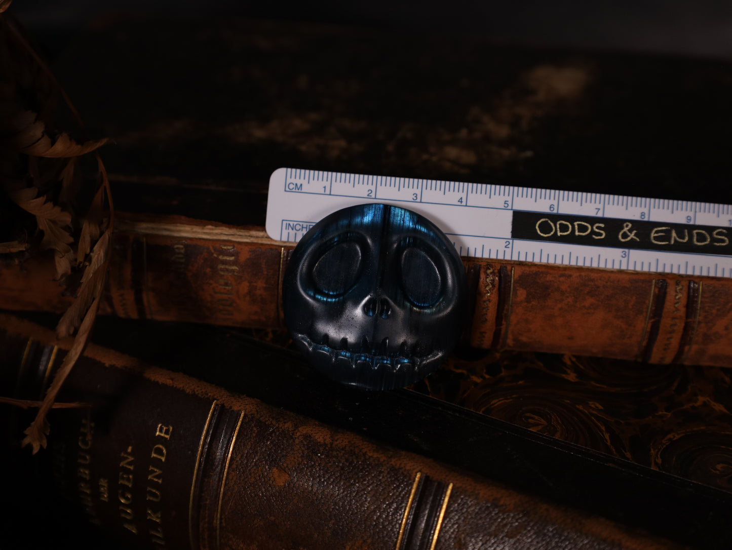 Jack Skellington Figur aus Labradorit | Handgeschnitzt – 4 cm