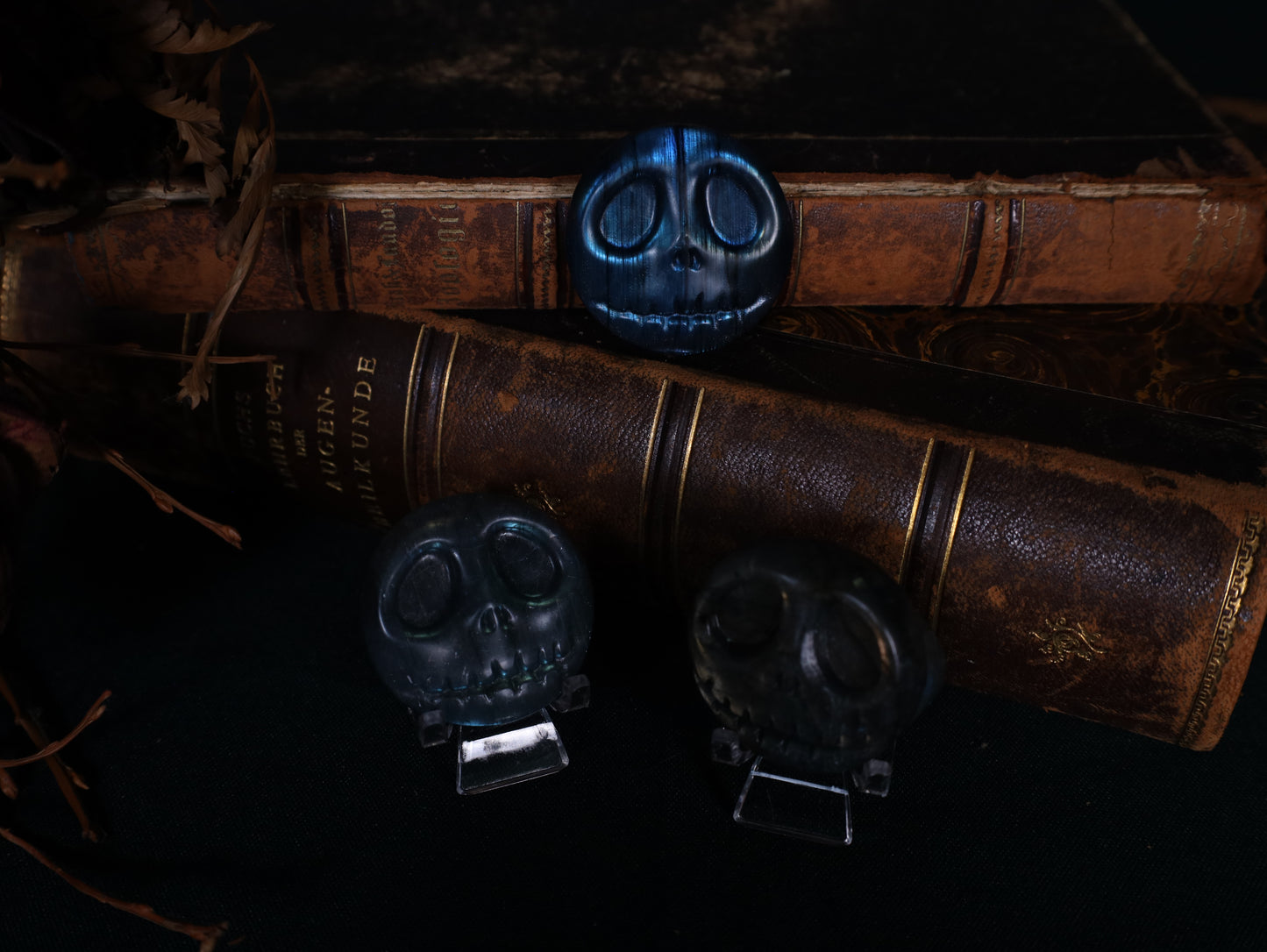 Jack Skellington Figur aus Labradorit | Handgeschnitzt – 4 cm