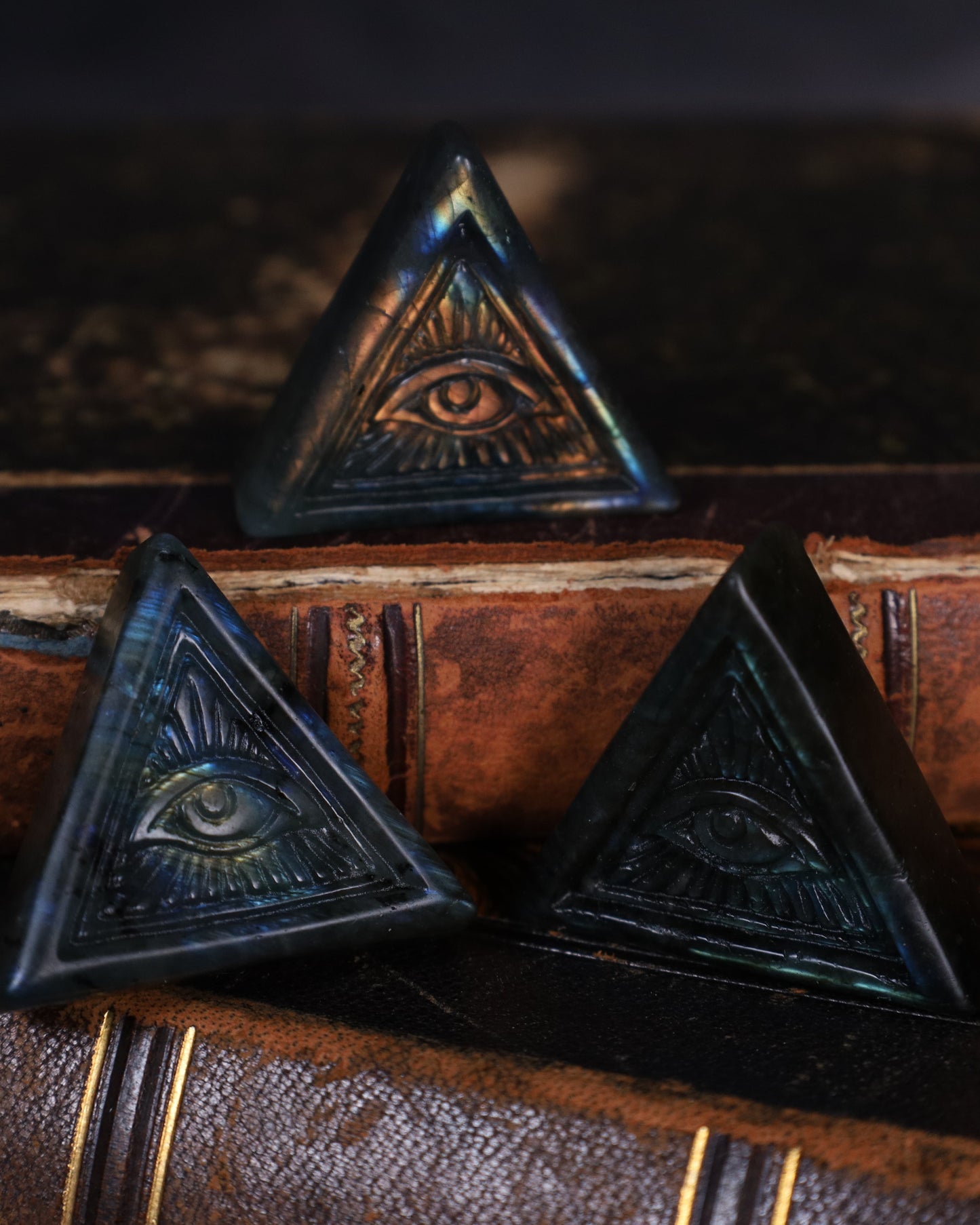 Allsehendes Auge aus Labradorit | Handgeschnitzte Pyramide (3 cm)