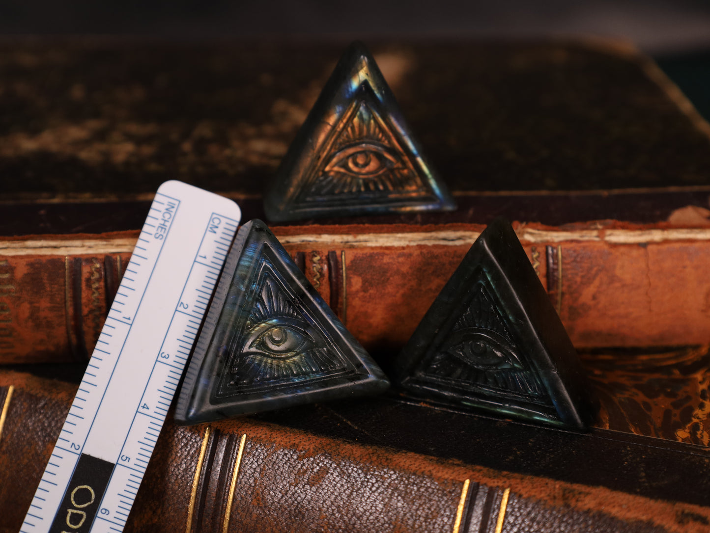 Allsehendes Auge aus Labradorit | Handgeschnitzte Pyramide (3 cm)