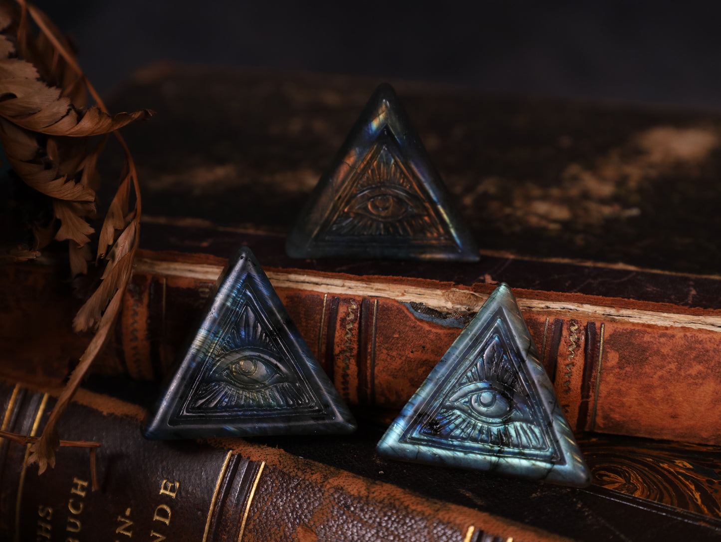 Allsehendes Auge aus Labradorit | Handgeschnitzte Pyramide (3 cm)