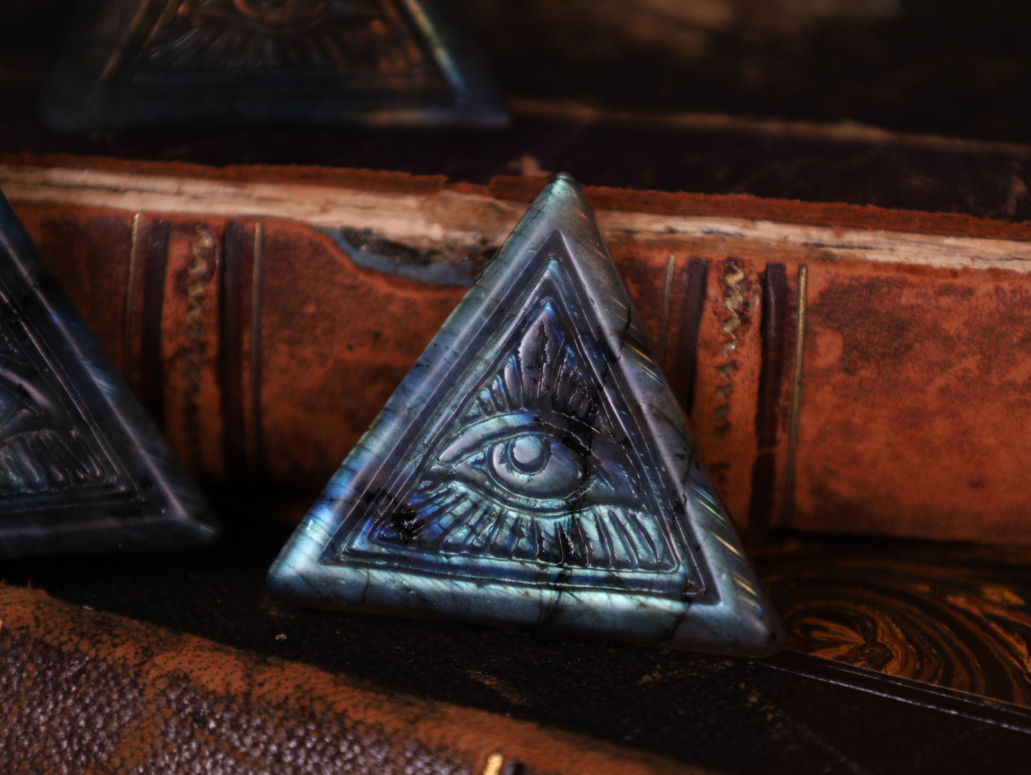 Allsehendes Auge aus Labradorit | Handgeschnitzte Pyramide (3 cm)