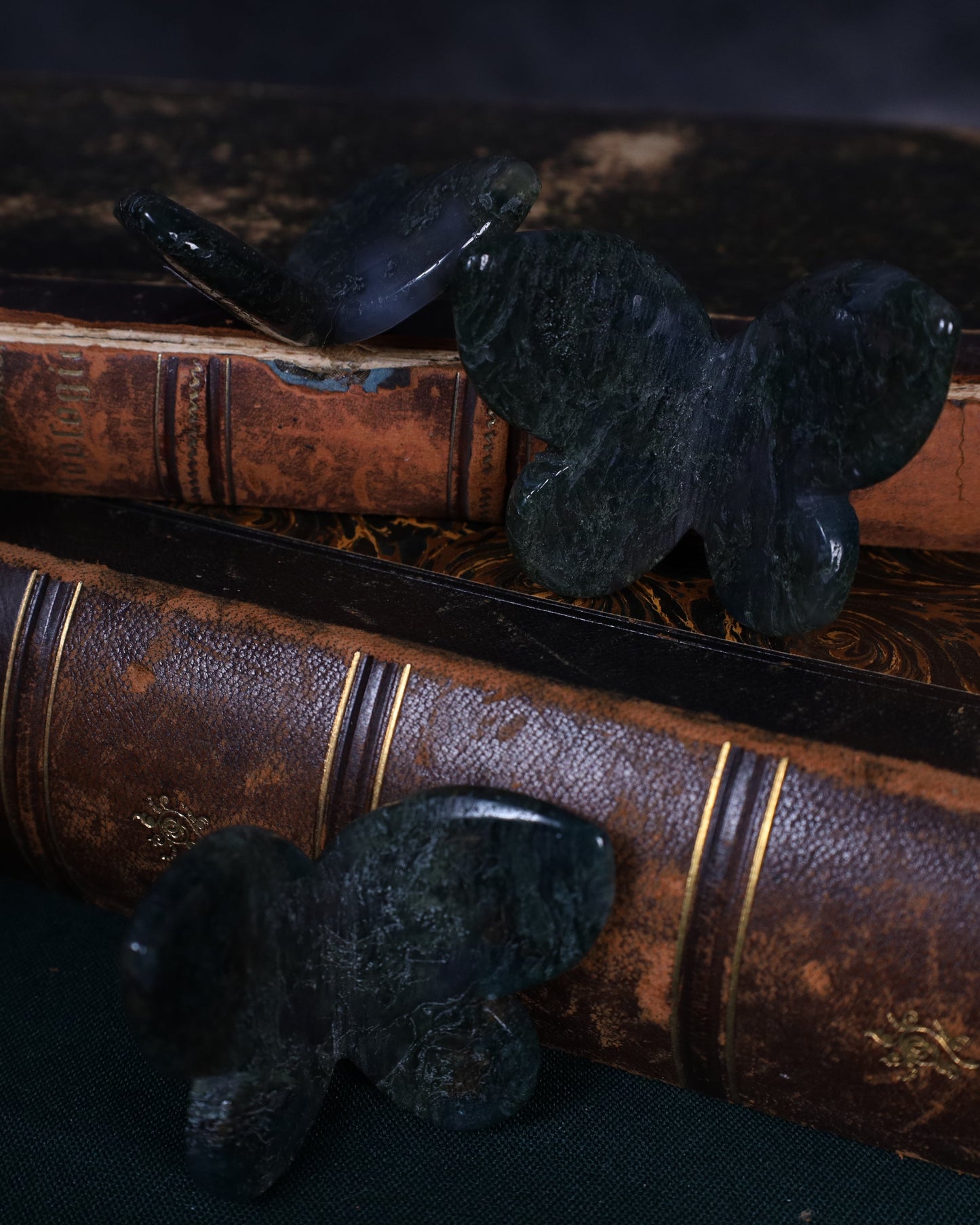 Geschliffener Schmetterling aus Moosachat | Handgearbeitet – ca. 4 cm