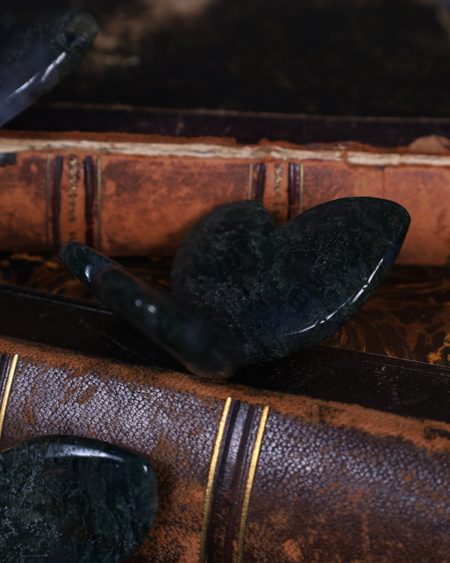 Geschliffener Schmetterling aus Moosachat | Handgearbeitet – ca. 4 cm