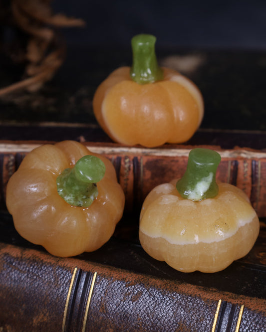 Kürbis aus Orangen Calcit | Handgearbeitet – ca. 4 cm