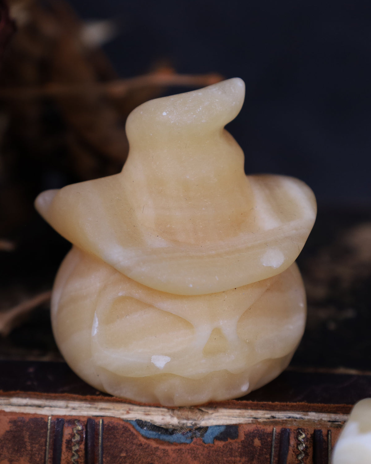 Pumpkin with witch's hat made of orange calcite | Hand-carved – approx. 6 cm