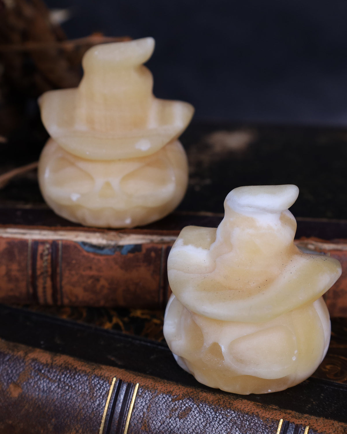 Pumpkin with witch's hat made of orange calcite | Hand-carved – approx. 6 cm
