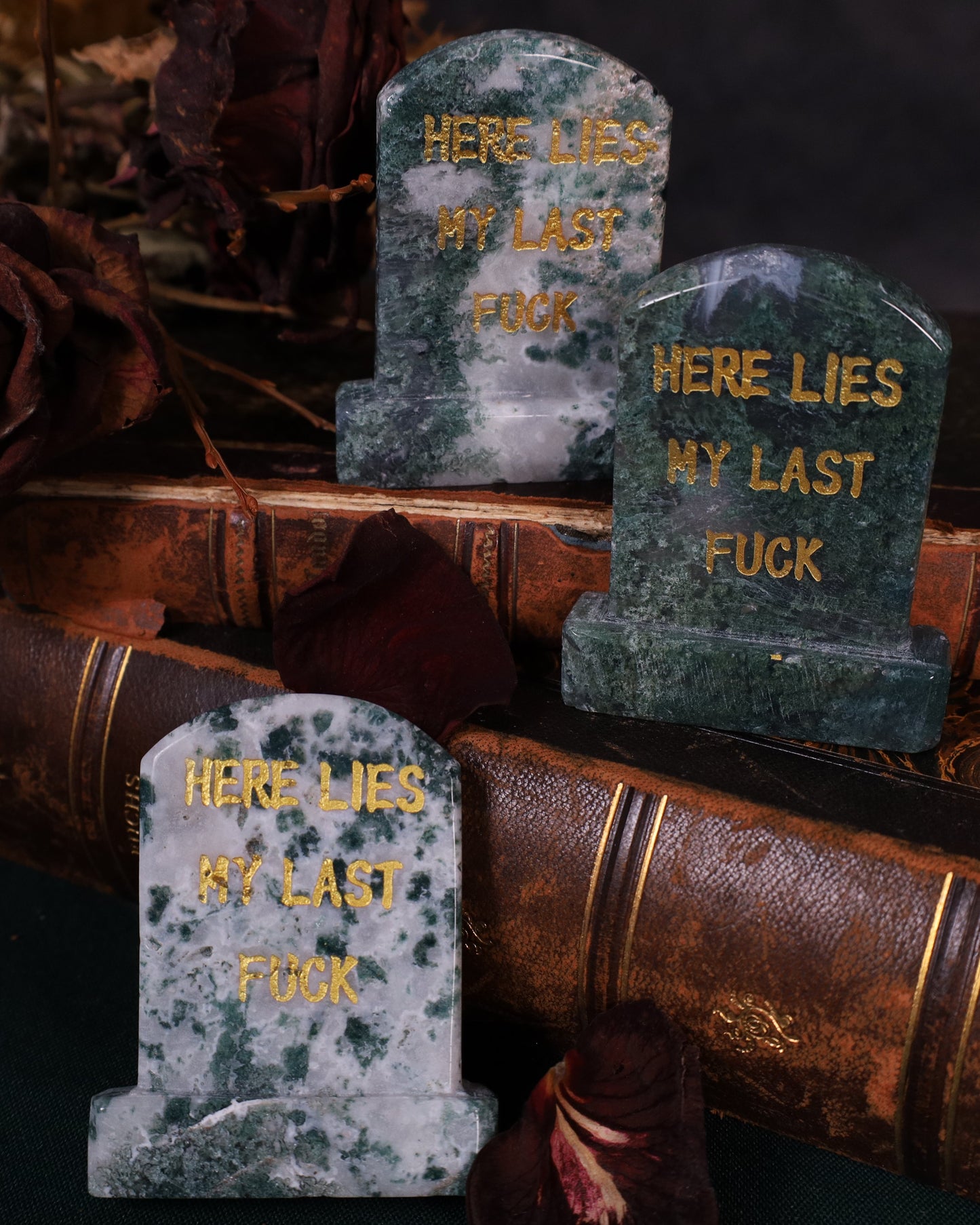 Grabstein aus Moosachat – „Here Lies My Last Fuck“ | Handgearbeitet – 7,5 × 6 cm