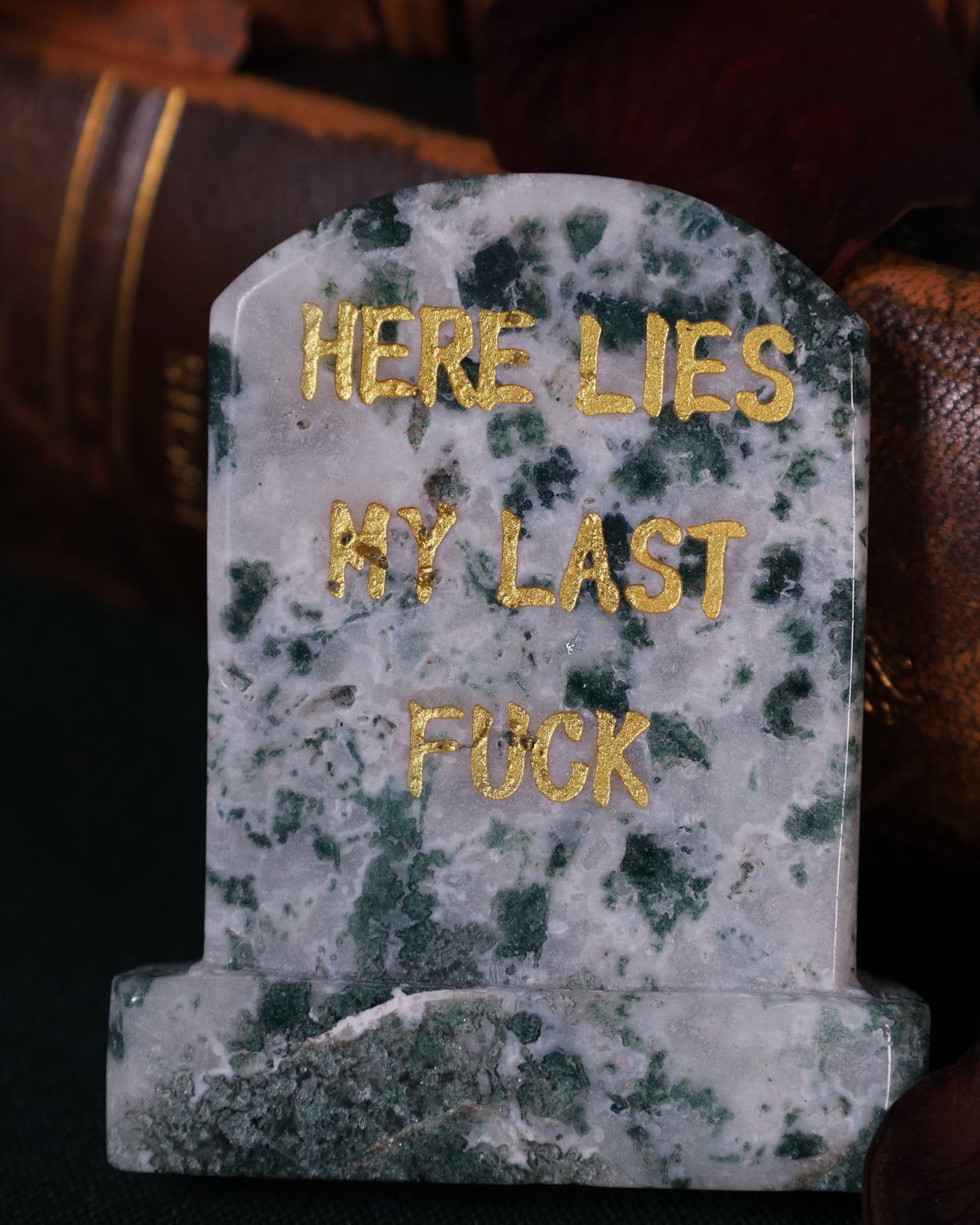 Grabstein aus Moosachat – „Here Lies My Last Fuck“ | Handgearbeitet – 7,5 × 6 cm