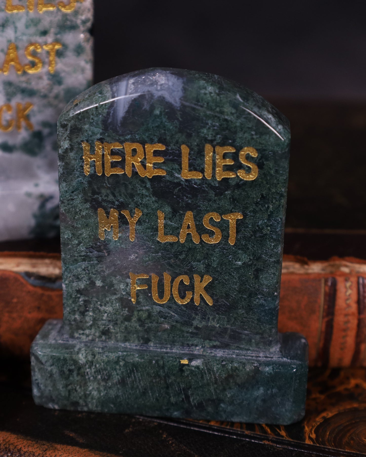 Grabstein aus Moosachat – „Here Lies My Last Fuck“ | Handgearbeitet – 7,5 × 6 cm