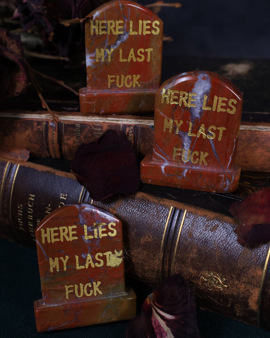 Grabstein aus Red Jasper – „Here Lies My Last Fuck“ | Handgearbeitet – 6,5 × 5 cm