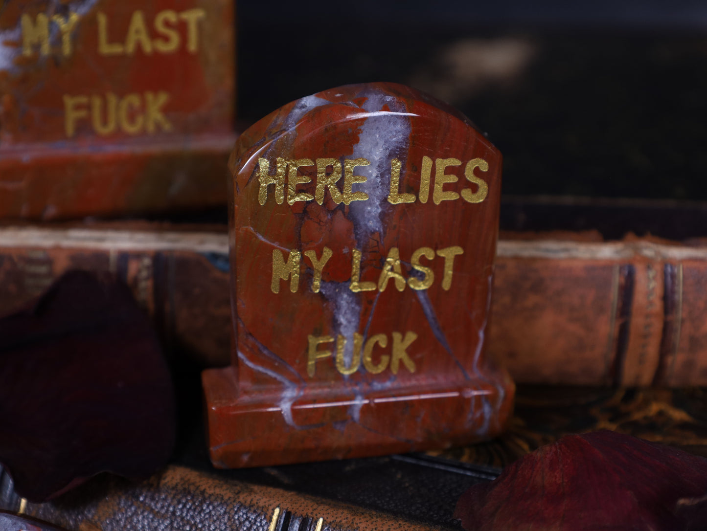 Grabstein aus Red Jasper – „Here Lies My Last Fuck“ | Handgearbeitet – 6,5 × 5 cm