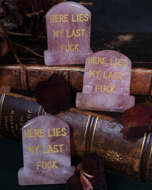 Grabstein aus Rosenquartz – „Here Lies My Last Fuck“ | Handgearbeitet – 6,5 × 5 cm