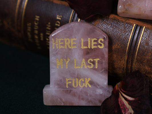 Grabstein aus Rosenquartz – „Here Lies My Last Fuck“ | Handgearbeitet – 6,5 × 5 cm