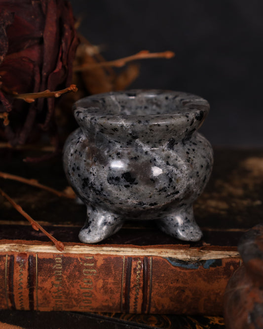 Stein-Kessel | Handgearbeitet & poliert – ca. 6 cm Durchmesser