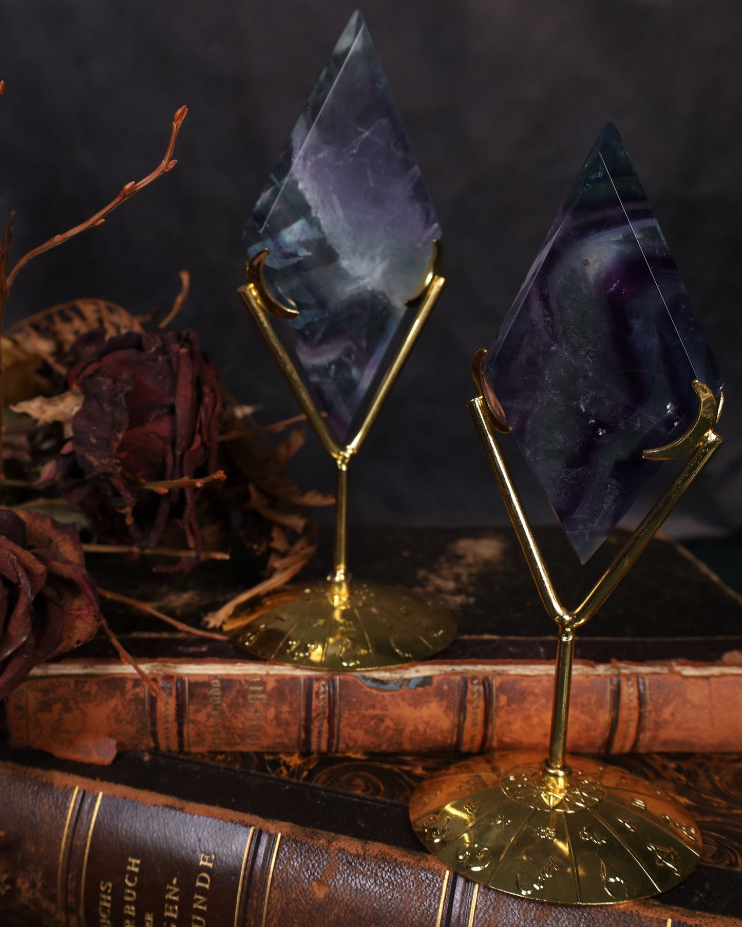 Fluorid Spitze in Diamantform auf Metallständer | Handgeschliffen & Poliert