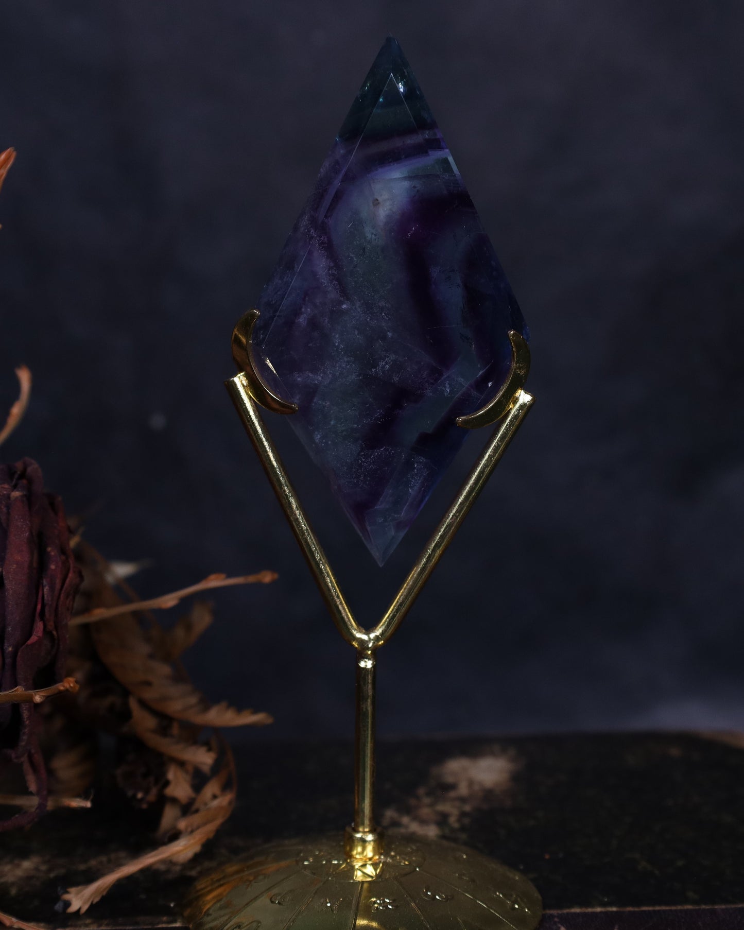 Fluorid Spitze in Diamantform auf Metallständer | Handgeschliffen & Poliert