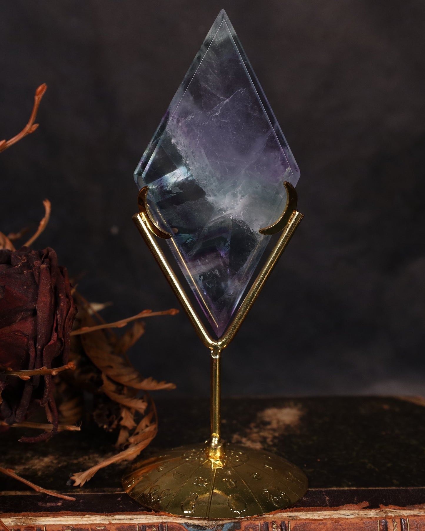 Fluorid Spitze in Diamantform auf Metallständer | Handgeschliffen & Poliert