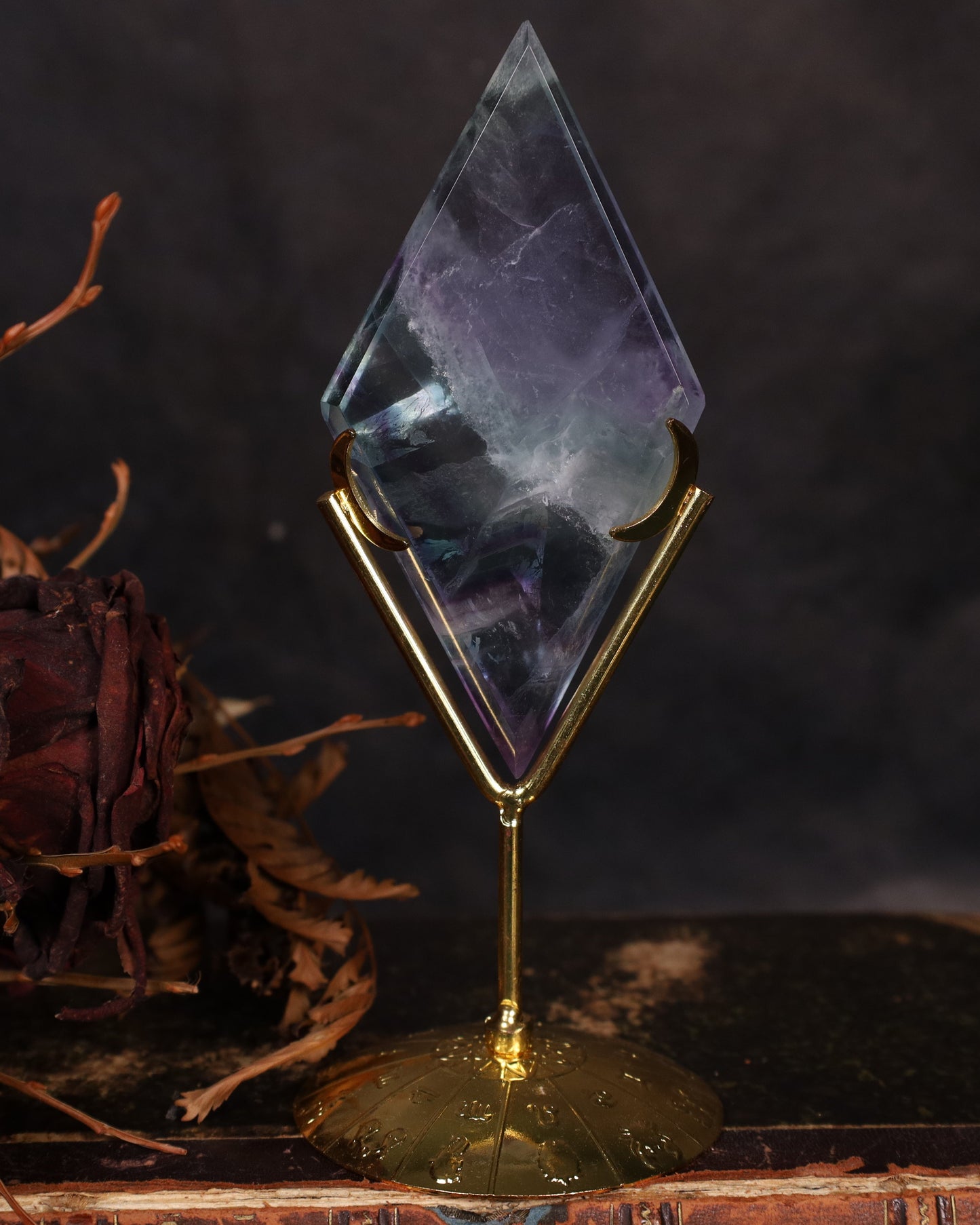 Fluorid Spitze in Diamantform auf Metallständer | Handgeschliffen & Poliert