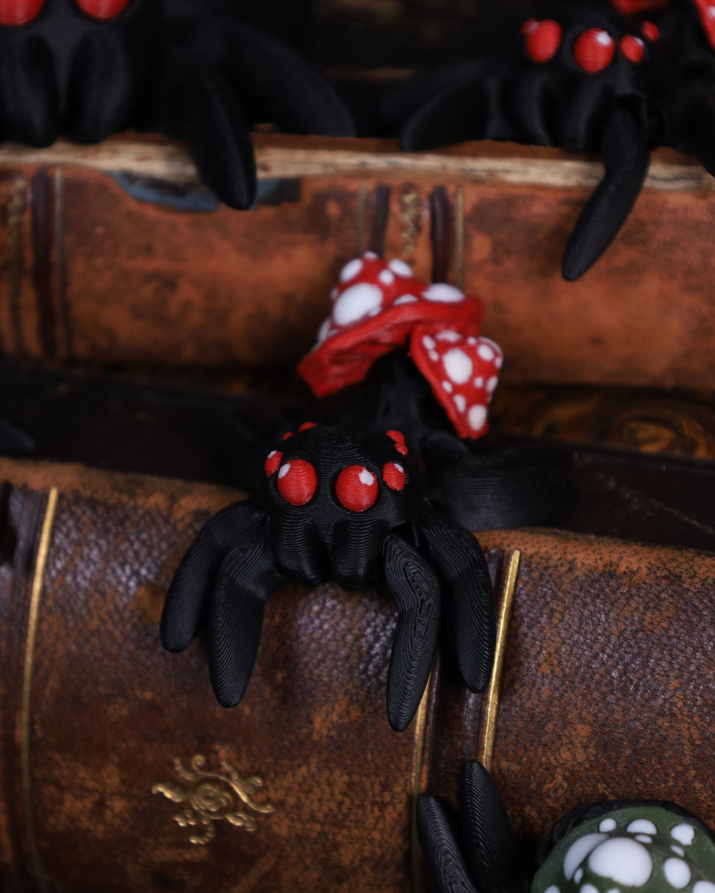 3D-gedruckte Spinnen mit Pilzhut | Rot oder Grün | ca. 4 cm