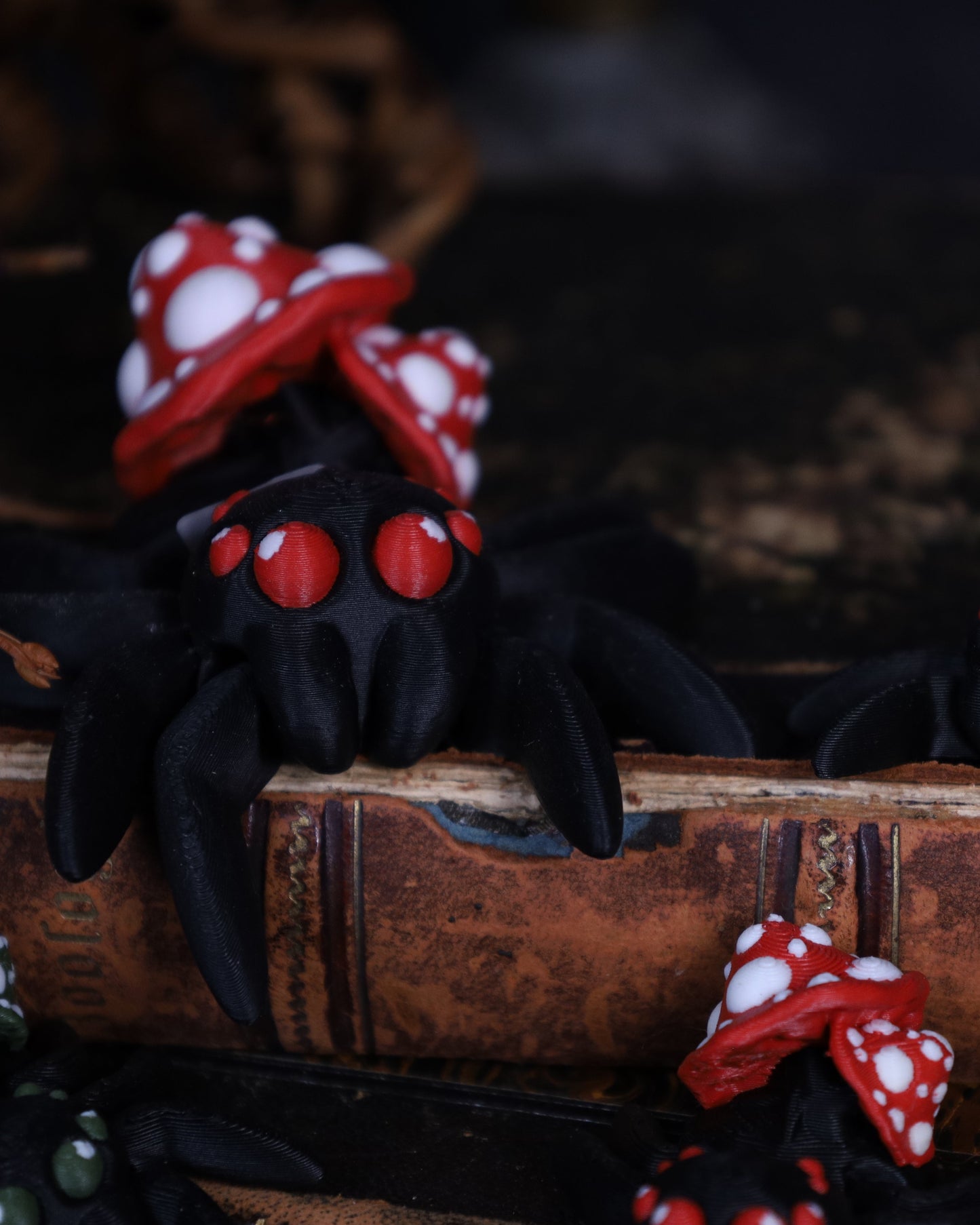 3D-gedruckte Spinnen mit Pilzhut | Rot oder Grün | ca. 4 cm