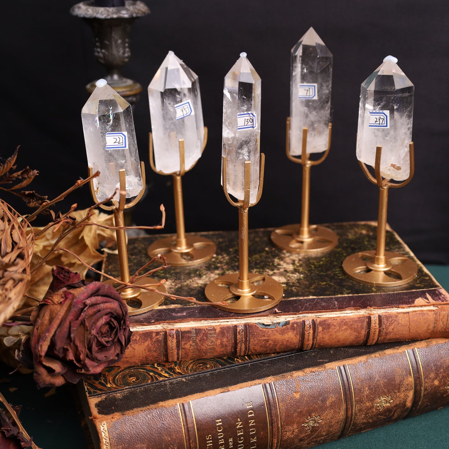 Bergkristall-Spitzen auf goldenen Metallständern