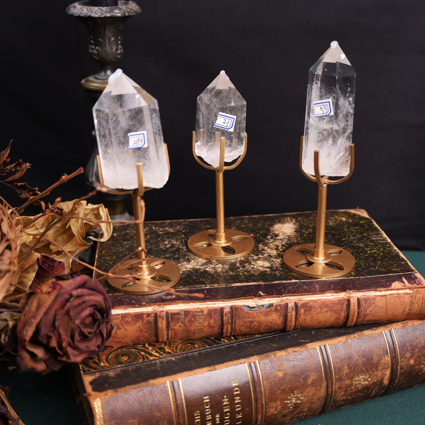 Bergkristall-Spitzen auf goldenen Metallständern