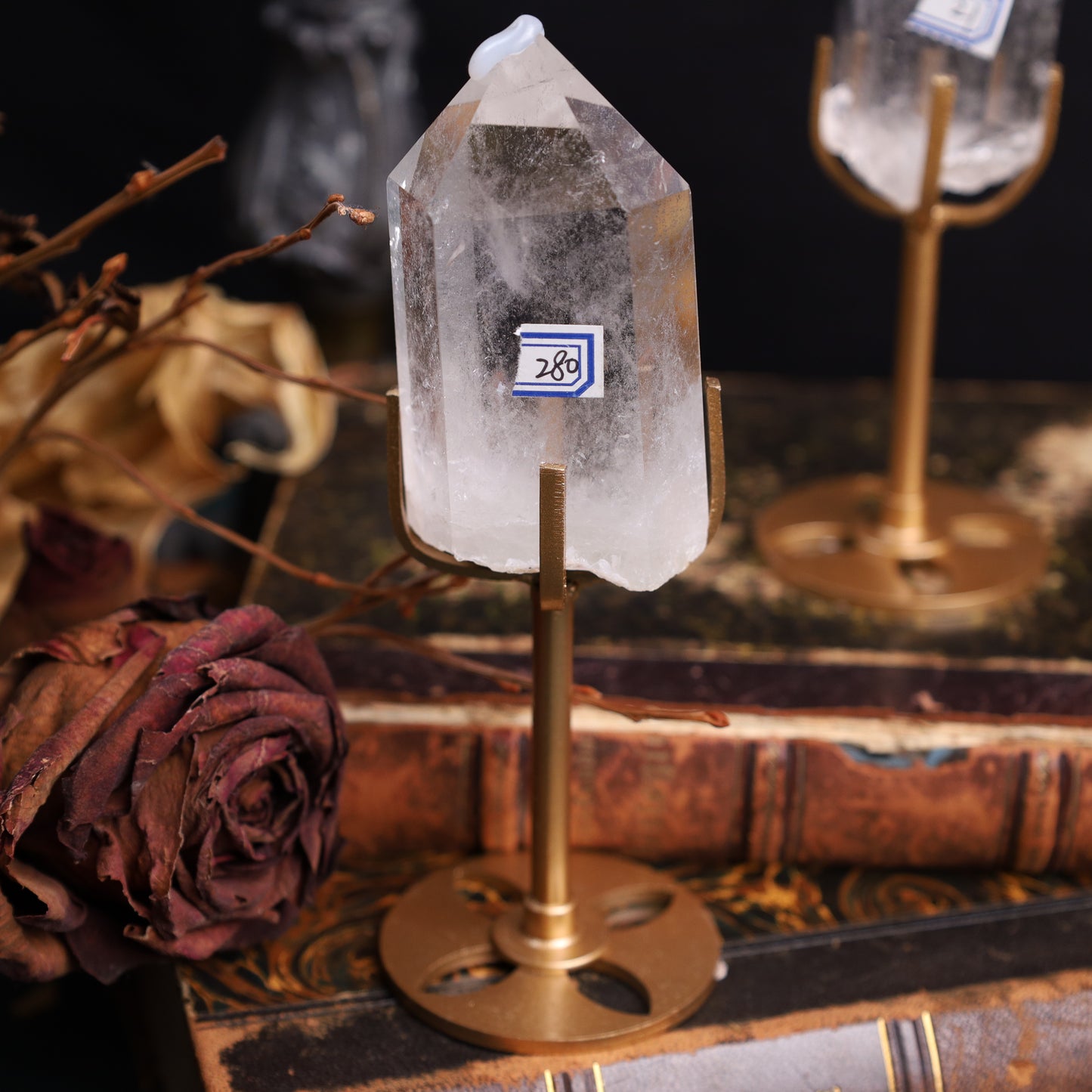 Bergkristall-Spitzen auf goldenen Metallständern