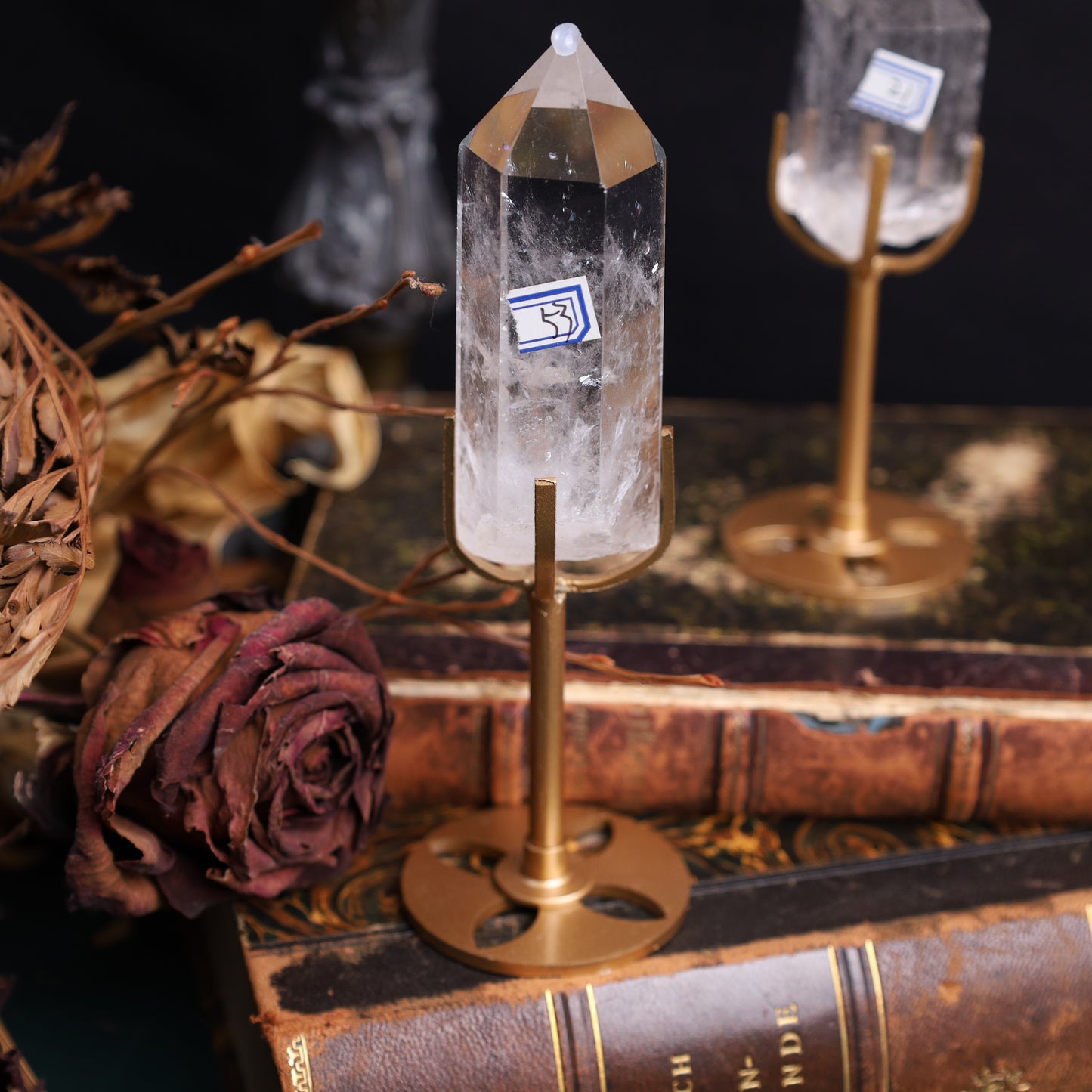 Bergkristall-Spitzen auf goldenen Metallständern