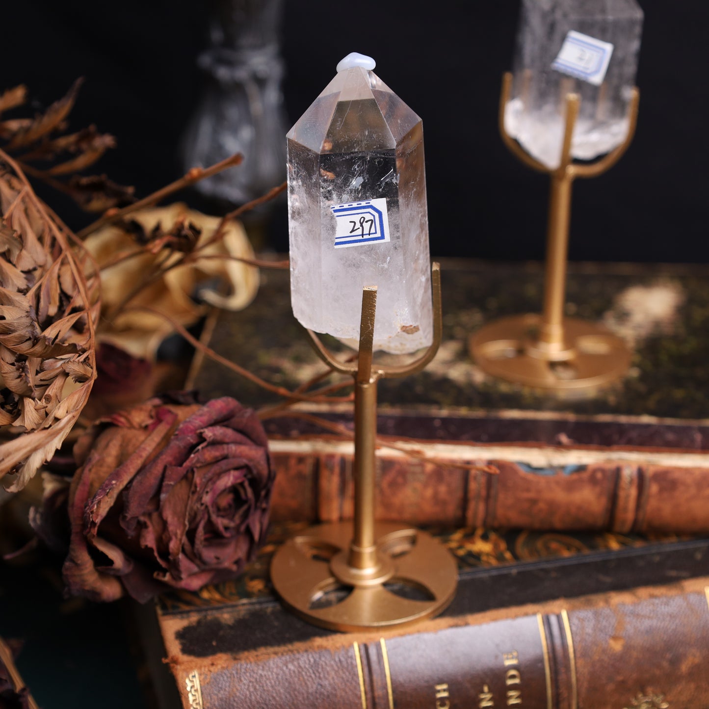Bergkristall-Spitzen auf goldenen Metallständern