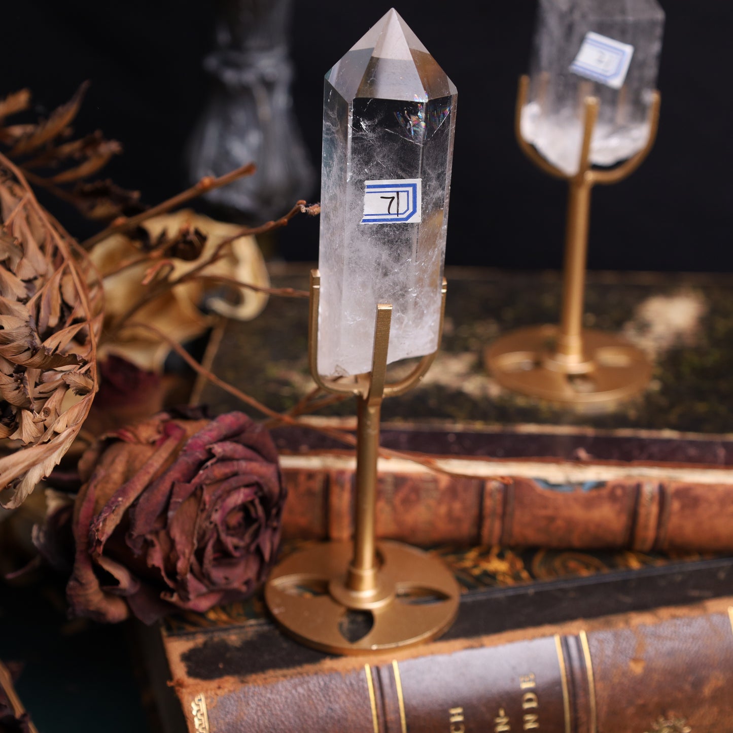 Bergkristall-Spitzen auf goldenen Metallständern