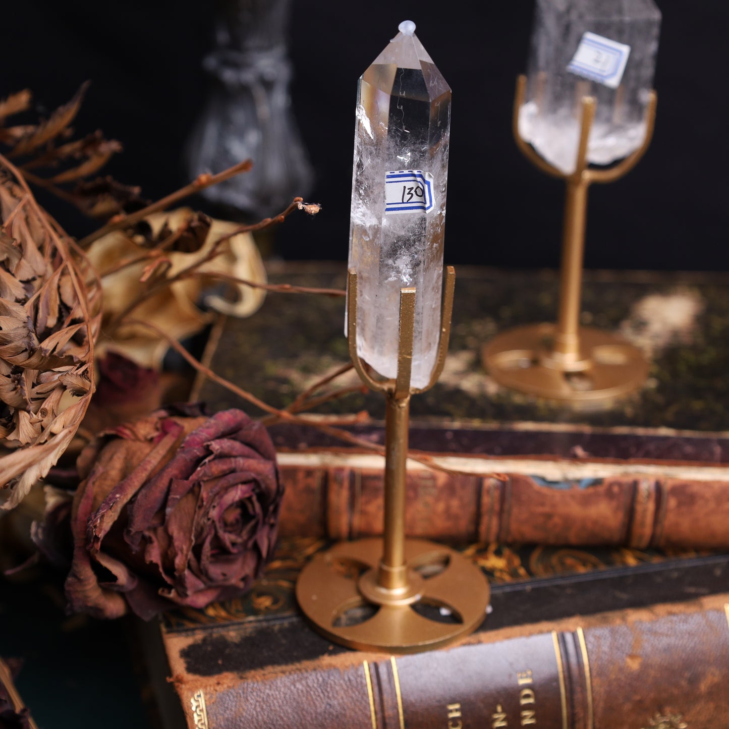 Bergkristall-Spitzen auf goldenen Metallständern