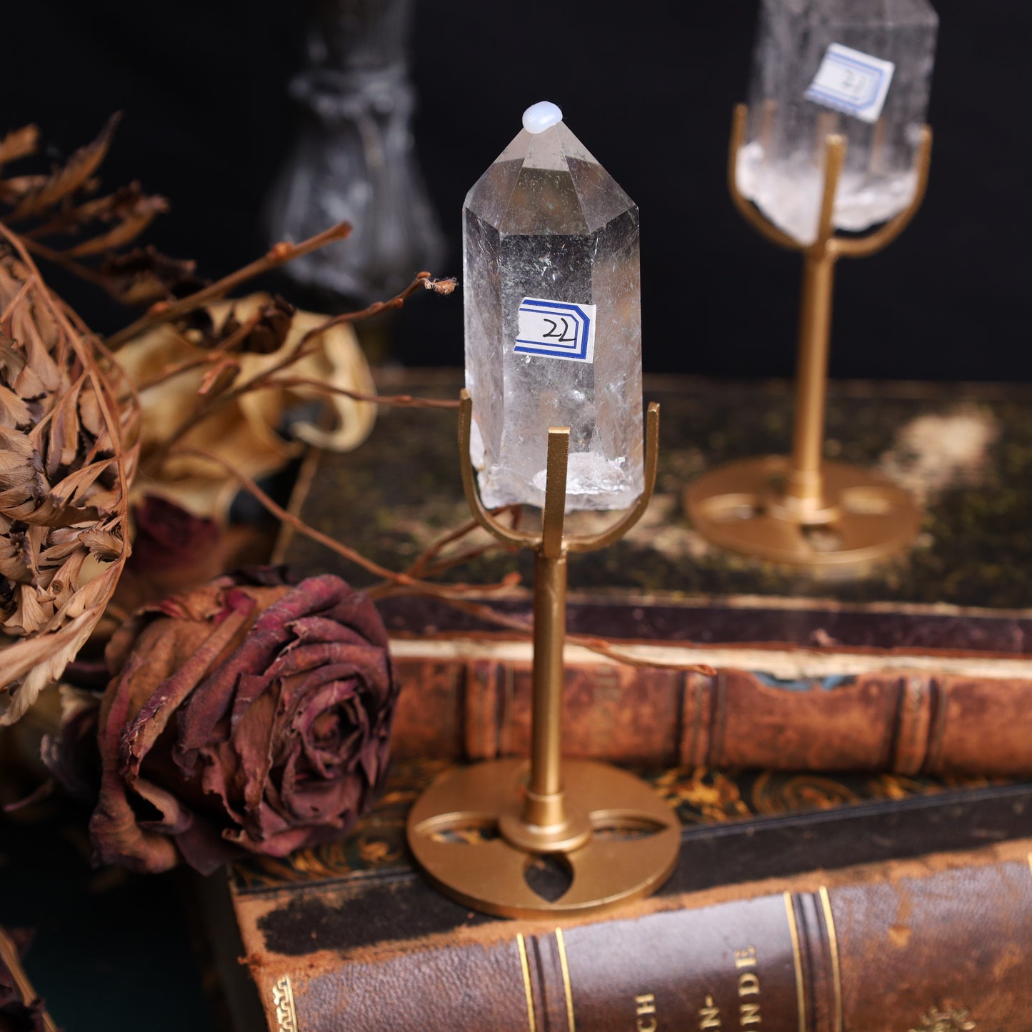 Bergkristall-Spitzen auf goldenen Metallständern