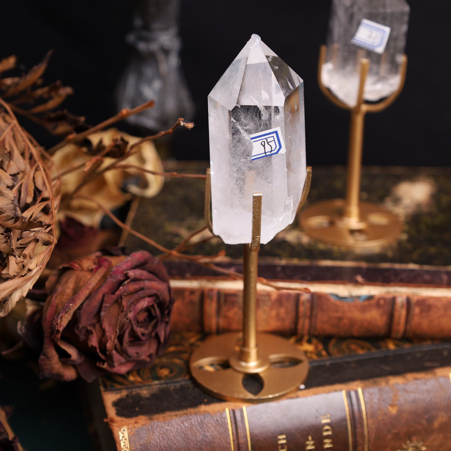 Bergkristall-Spitzen auf goldenen Metallständern