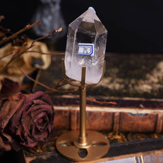 Bergkristall-Spitzen auf goldenen Metallständern