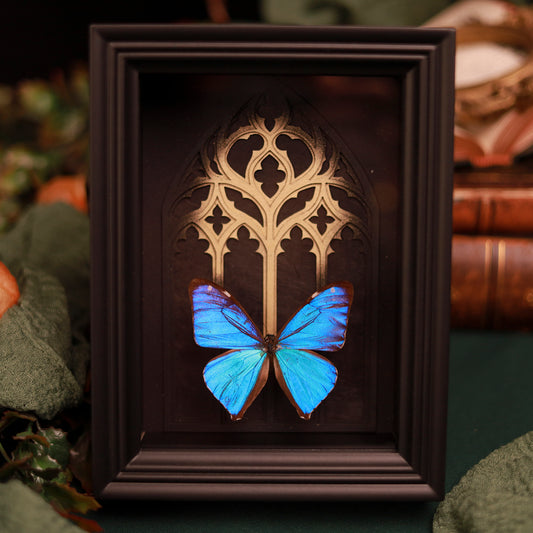 Morpho aega im Rahmen – Schmetterling vor gotischem Kathedralfenster mit Goldakzent | 15x20cm