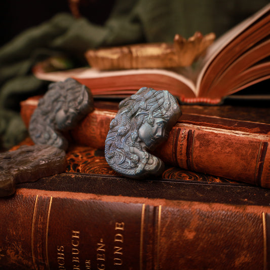 Labradorit Medusa – detailreiches Carving, 50 × 30 mm
