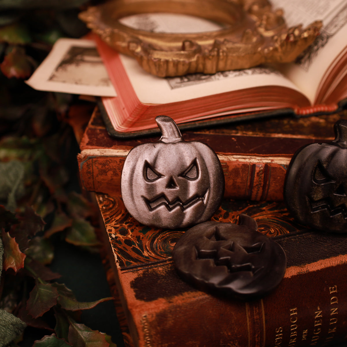 Obsidian Halloweenkürbis – Carving aus Silberobsidian oder Goldobsidian